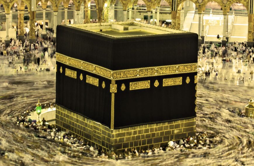 The Kaaba surrounded by worshippers.